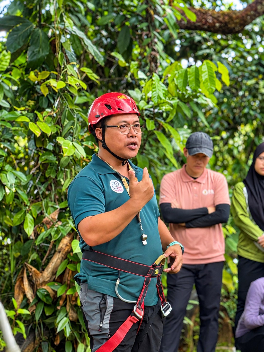 Jurulatih memberi taklimat keselamatan aktiviti outdoor